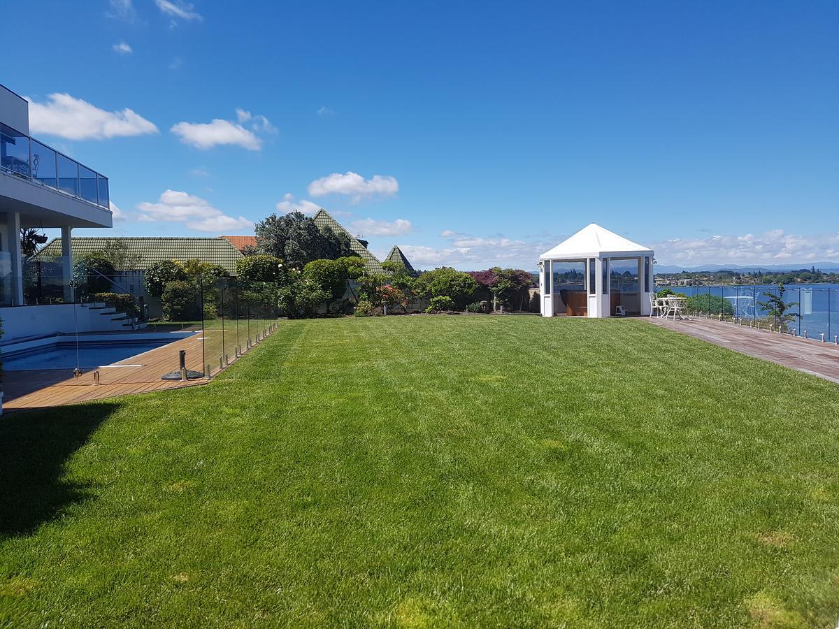 Spectacular Lakefront Home Taupo Eksteriør billede