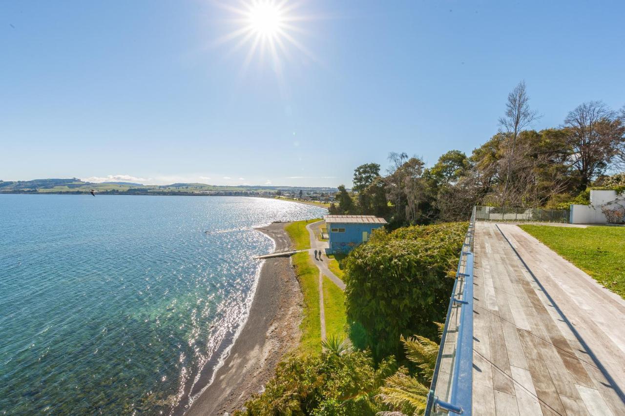 Spectacular Lakefront Home Taupo Eksteriør billede