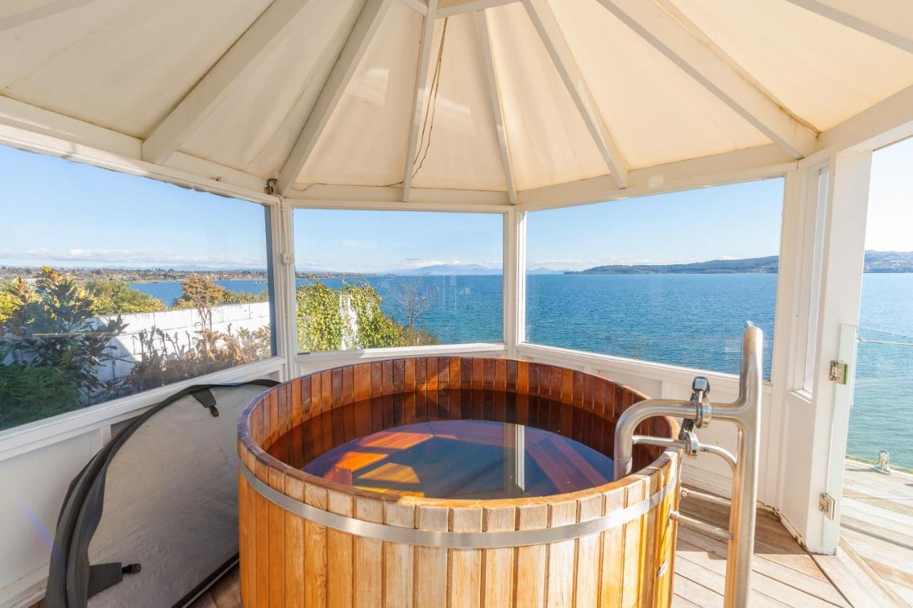 Spectacular Lakefront Home Taupo Eksteriør billede