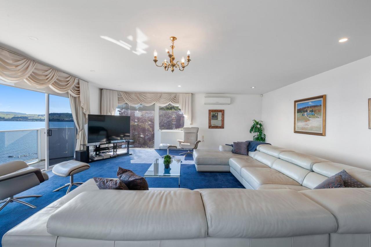 Spectacular Lakefront Home Taupo Eksteriør billede