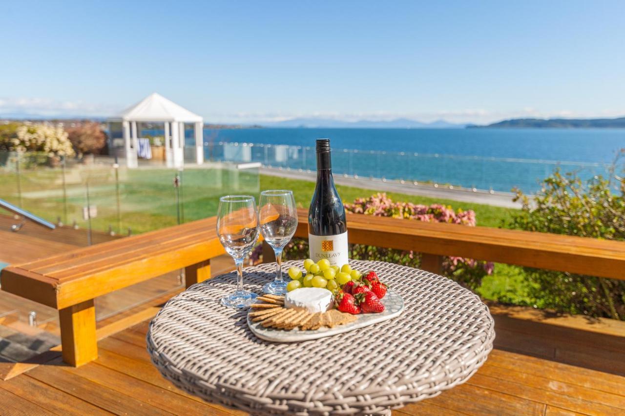 Spectacular Lakefront Home Taupo Eksteriør billede